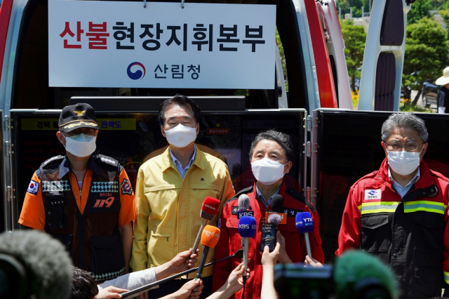 남성현 산림청장(왼쪽 세 번째)이 29일 산불현장지휘본부에서 울진군 근남면 산불 주불 진화 완료를 선언을 하고 있다. 산림청 제공