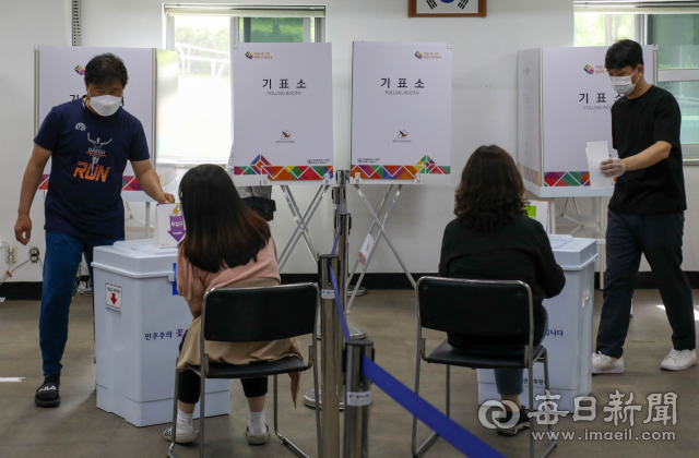 사전투표 마지막 날인 28일 대구 수성구 두산동행정복지센터 투표소에서 유권자들이 소중한 한 표를 행사하고 있다. 우태욱 기자 woo@imaeil.com