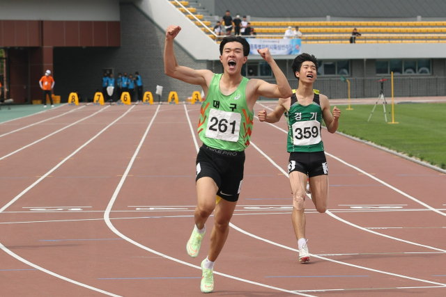 김동진(15·대구 월배중)이 지난 28일 경상북도 구미시민운동장에서 열린 전국소년체육대회 육상 남자 중학교 100ｍ에서 10초76의 한국 중학교부 신기록을 세우며 우승했다. 사진은 김동진(왼쪽). 연합뉴스