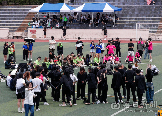 30일 대구대 경산캠퍼스 운동장에서 사회과학대 학생들이 체육대회를 열고 동아리 공연 등 3년 만에 재개한 대면 행사를 즐기고 있다. 우태욱 기자 woo@imaeil.com