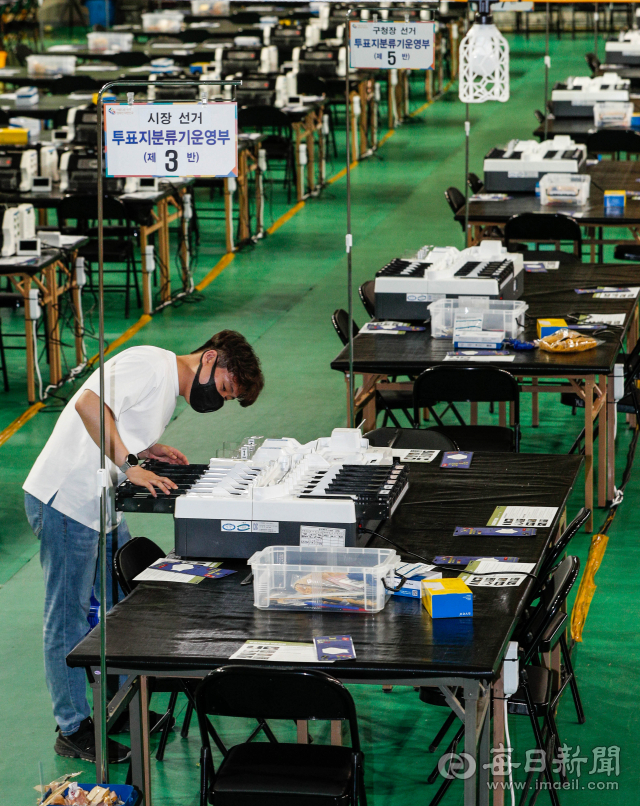 제8회 전국동시지방선거를 이틀 앞둔 30일 오후 대구체육관에 설치된 개표소에서 선관위 직원이 개표 관련 장비를 점검하고 있다. 우태욱 기자 woo@imaeil.com