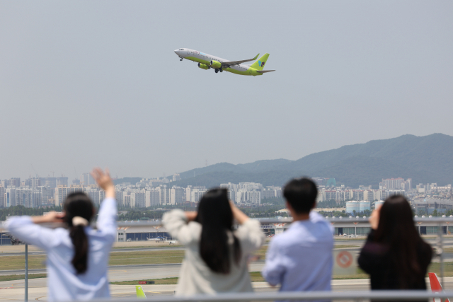 31일 서울 강서구 국립항공박물관 옥상 전망대에서 바라본 김포공항 활주로 위로 비행기가 이륙하고 있다. 연합뉴스