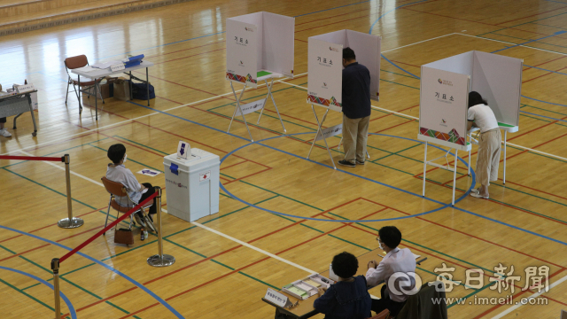 제8회 전국동시지방선거일인 1일 오전 대구 동구 효신초등학교에 마련된 신천 4동 제3투표소가 한산한 모습을 보이고 있다. 안성완 기자 asw0727@imaeil.com