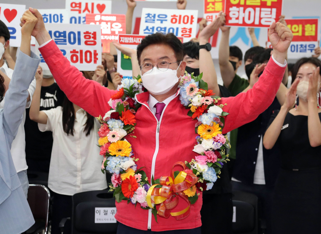 1일 오후 국민의힘 이철우 경북지사 후보가 당선이 확실시되자 대구시당·경북도당 강당에서 기뻐하고 있다. 연합뉴스