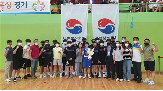 지난달 27~31일 경북에서 진행된 제51회 전국소년체육대회 복싱 종목에서 금메달 1개, 동메달 3개를 획득한 대구 복싱 선수단. 대구복싱협회 제공