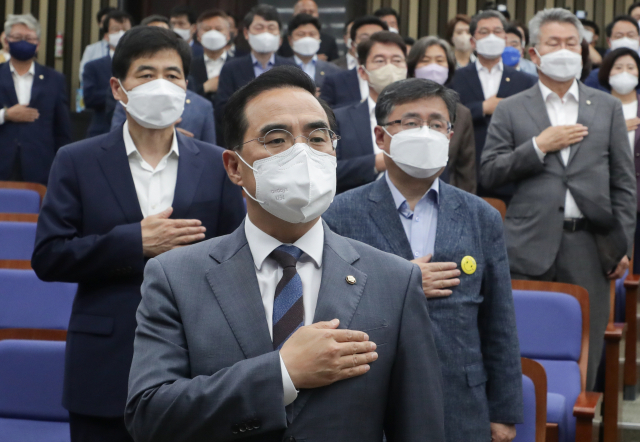 더불어민주당 박홍근 당대표 직무대행 겸 원내대표를 비롯한 당무위원, 의원들이 3일 오후 서울 여의도 국회에서 열린 더불어민주당 당무위원-국회의원 연석회의에서 국기에 대한 경례를 하고 있다. 국회사진기자단