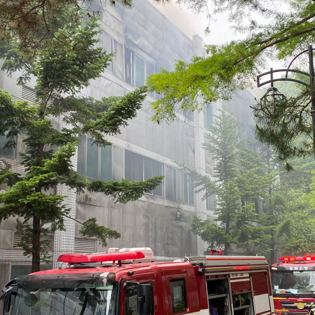 8일 오후 포스텍(포항공대) 생명과학관에서 에어컨 실외기 발화로 추정되는 화재가 발생해 소방당국이 진화작업을 벌이고 있다. 포항남부소방서 제공