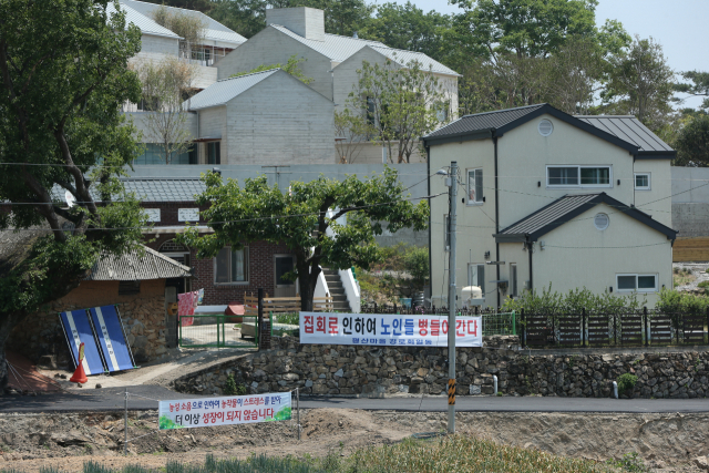 25일 경남 양산시 하북면 지산리 평산마을 문재인 전 대통령 사저 앞에 문 전 대통령 반대단체 집회, 1인 시위에 항의하는 마을주민 현수막이 내걸려 있다. 끝) 연합뉴스