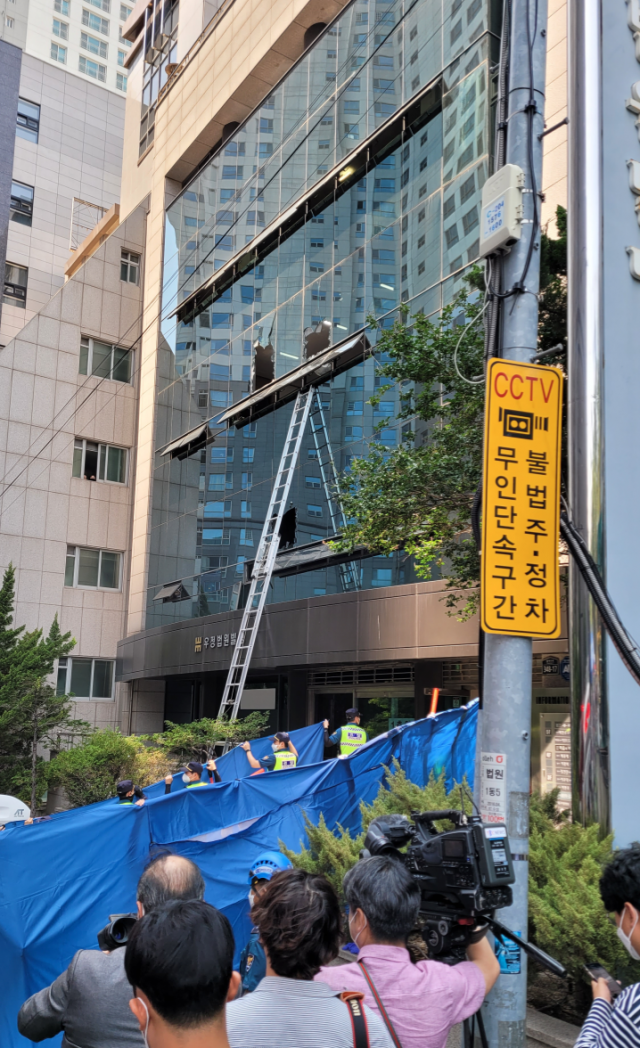 9일 오전 화재로 사상자가 발생한 대구법원 인근 빌딩. 건물 2층과 3층 유리창이 깨져있고 경찰이 출입을 통제하고 있다. 김윤기 기자