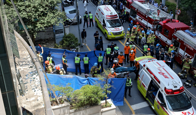 9일 오전 대구 수성구 범어동 변호사 사무실 빌딩에서 화재가 발생해 56명의 사상자가 발생한 가운데 소방대원들이 희생자를 수습하고 있다. 김영진 기자 kyjmaeil@imaeil.com