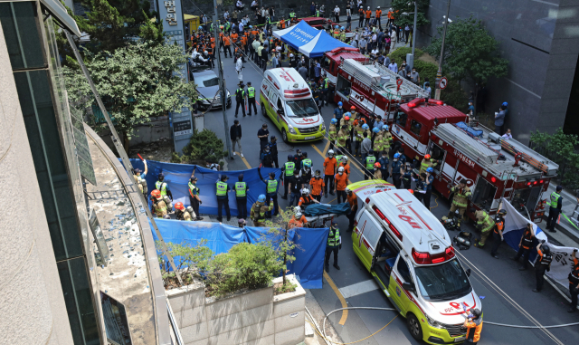 9일 오전 대구 수성구 범어동 한 빌딩에서 화재가 발생해 다수의 사망자와 부상자가 발생한 가운데 소방대원들이 희생자를 수습하고 있다. 김영진 기자 kyjmaeil@imaeil.com