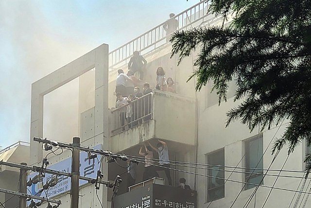 9일 대구 수성구 범어동 대구지방법원 인근 변호사 사무실 빌딩에서 불이나 시민들이 옥상 부근에서 구조를 기다리고 있다. 이 화재로 7명이 숨지고 46명이 다쳤다. 연합뉴스