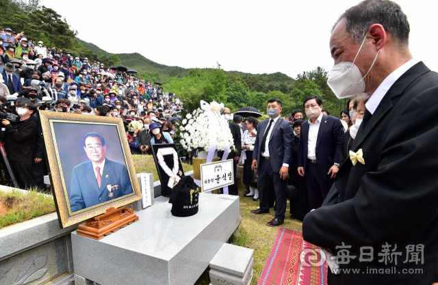 10일 오후 대구 달성군 옥포읍 송해공원 옆 묘역에서 국민MC 故 송해의 추도식이 진행되고 있다. 묘역 옆에는 2018년 1월 별세한 부인 석옥이 여사가 안치돼 있다. 95세 일기로 별세한 송해 장례식은 코미디언협회장으로 치러졌다. 안성완 기자 asw0727@imaeil.com