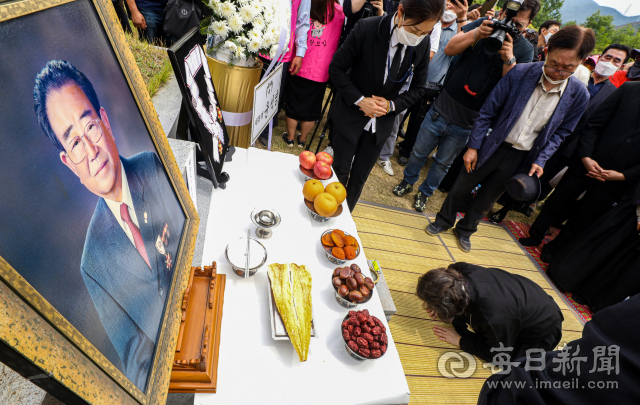 10일 오후 대구 달성군 옥포읍 송해공원 옆 묘역에서 국민MC 故 송해의 추도식이 진행되고 있다. 묘역 옆에는 2018년 1월 별세한 부인 석옥이 여사가 안치돼 있다. 95세 일기로 별세한 송해 장례식은 코미디언협회장으로 치러졌다. 안성완 기자 asw0727@imaeil.com