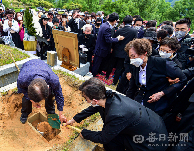 10일 오후 대구 달성군 옥포읍 송해공원 옆 묘역에서 국민MC 故 송해의 하관식이 진행되고 있다. 묘역 옆에는 2018년 1월 별세한 부인 석옥이 여사가 안치돼 있다. 95세 일기로 별세한 송해 장례식은 코미디언협회장으로 치러졌다. 안성완 기자 asw0727@imaeil.com