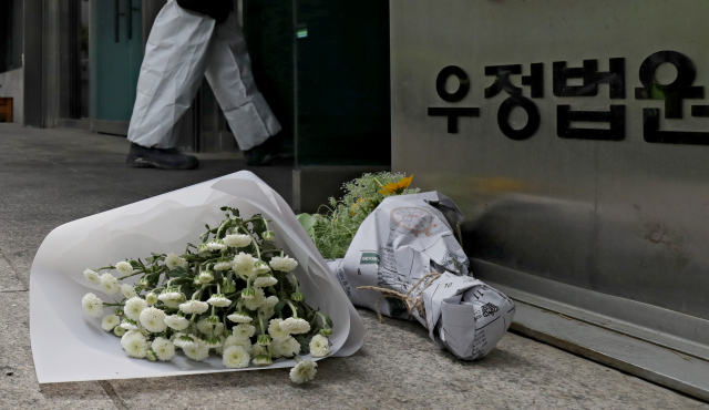 10일 오후 대구 수성구 범어동 변호사 사무실 화재 현장 앞에 희생자를 추모하는 조화가 놓여 있다. 매일신문DB