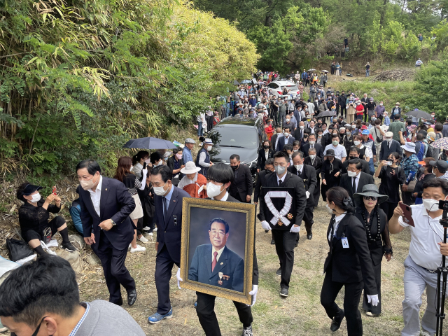 10일 달성군 송해공원 인근에서 송해 유가족이 묘소로 향하고 있는 모습이다. 이영광 기자