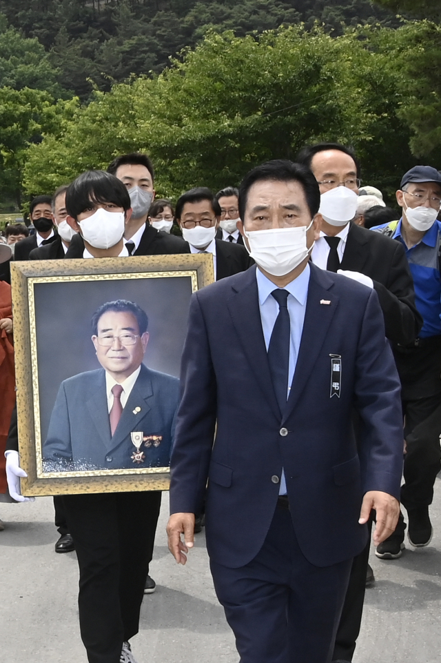 김문오 달성군수가 송해 영정 사진 앞에서 걷고 있다.