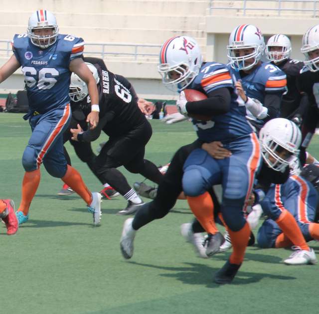 지난 11일 경북대 경기장에서 열린 제30회 대구·경북 대학 미식축구 춘계대회 경일대와 영남대의 결승전에서 선수들이 치열한 공방을 벌이고 있다. 대구경북미식축구협회 제공