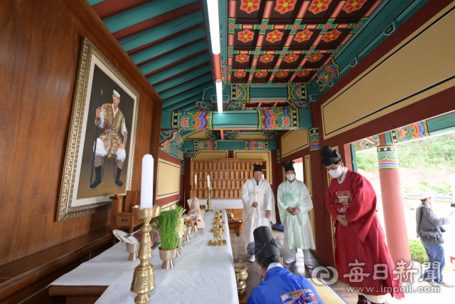 13일 경북 영덕군 축산면 신돌석 장군 생가에서 순국 114주기 숭모제향 행사가 열렸다. 이희진 영덕군수가 초헌관으로 참례하고 있다. 영덕군 제공