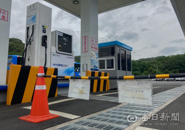 13일 대구 북구 관음 수소 충전소가 화물연대 파업 여파로 수소를 공급받지 못해 운영을 중단한 상태다. 전국 110곳의 수소차 충전소 가운데 이곳을 포함해 36곳이 이날 운영을 멈췄다. 우태욱 기자 woo@imaeil.com