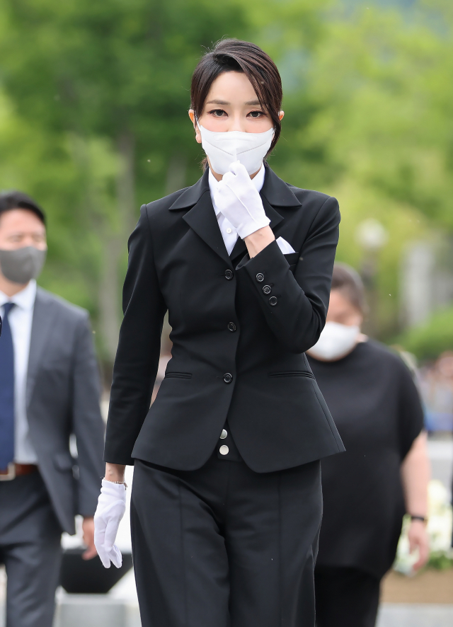 윤석열 대통령의 배우자 김건희 여사가 13일 오후 경남 김해시 진영읍 봉하마을을 방문해 고(故) 노무현 전 대통령 묘역을 참배하고 있다. 연합뉴스