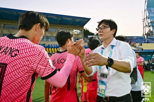 황선홍 U-23 축구대표팀 감독과 선수들. 연합뉴스