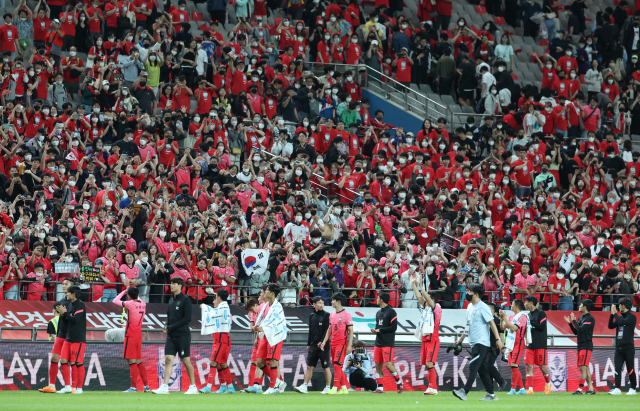 14일 오후 서울월드컵경기장에서 열린 남자 축구 국가대표팀 평가전 한국과 이집트의 경기. 축구대표팀이 4대1로 이긴 뒤 팬들을 향해 손을 흔들며 인사하고 있다. 연합뉴스