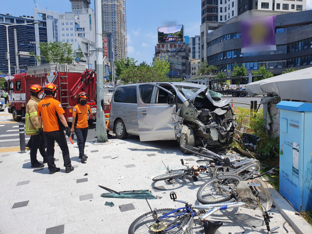 16일 오전 11시 53분쯤 대구 달서구 감삼동 죽전역 2번 출구 인근에서 60대 남성 A씨가 몰던 승합차가 보행자와 자전거 보관소를 들이받아 운전자와 보행자가 병원으로 옮겨졌다. 대구소방안전본부 제공