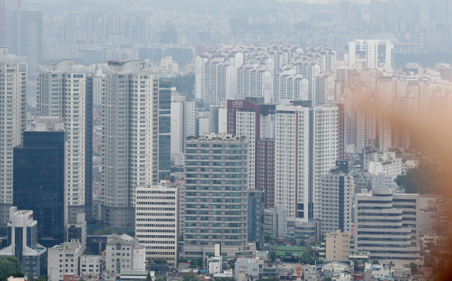 16일 정부가 발표한 경제정책방향에 따르면 1세대 1주택자의 재산세·종합부동산세 등 보유세 부담이 2020년 수준으로 돌아간다. 올해에 한해 보유세 공정시장가액비율을 낮추고, 종부세는 기본공제 상향조치까지 병행하는 방식이다. 여기에 1세대 1주택자에게는 3억 원의 특별공제를 추가로 주기로 했다. 사진은 이날 서울 남산에서 바라본 아파트의 모습. 연합뉴스