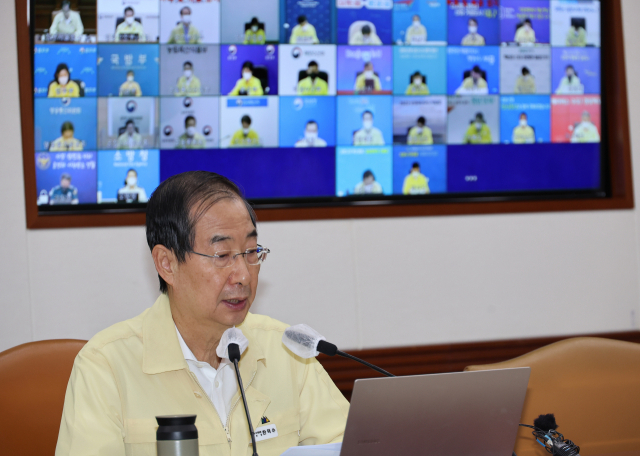 한덕수 국무총리가 17일 정부서울청사에서 열린 코로나19 대응 중앙재난안전대책본부 회의를 주재하고 있다. 연합뉴스