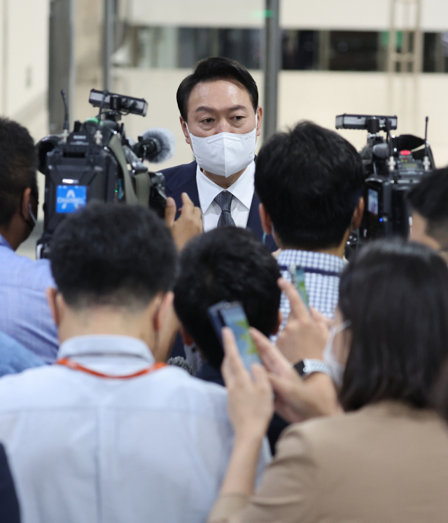 윤석열 대통령이 17일 서울 용산 대통령실청사로 출근하며 기자들의 질문에 답하고 있다. 연합뉴스