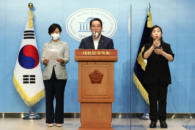 국회 과학기술정보방송통신위원회 국민의힘 간사인 박성중 의원과 황보승희 의원이 16일 국회 소통관에서 기자회견을 열고 한상혁 방송통신위원장의 농지법 위반 의혹과 관련해 사퇴를 촉구하고 있다. 연합뉴스