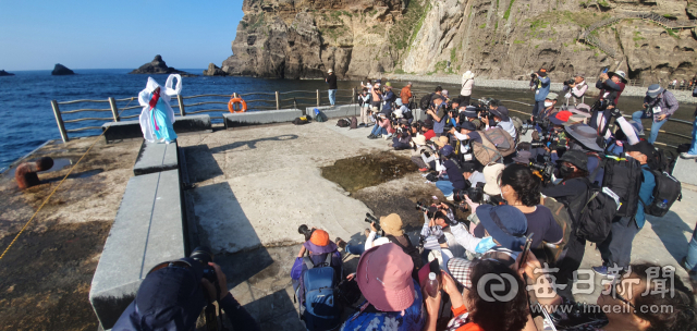 17일 제2회 울릉도·독도 전국사진 촬영대회에 참가한 전국의 사진가들이 국토의 동쪽 끝 독도 선착장에서 한국무용가 이수민 씨의 승무를 찍고 있다. 매일신문이 주최한 이번 촬영대회는 평이한 출사루트 대신 울릉도·독도를 새로운 각도에서 담을 수 있도록 새로운 포인트를 찾아 18일까지 진행될 예정이다. 안성완 기자 asw0727@imaeil.com