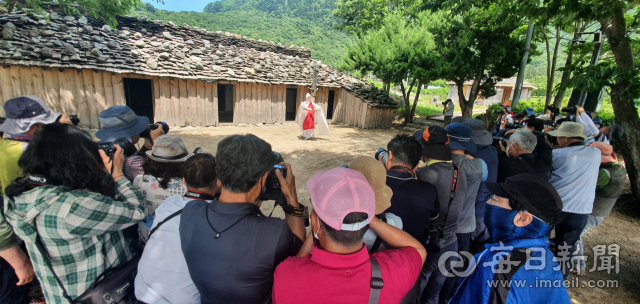 17일 제2회 울릉도·독도 전국사진 촬영대회에 참가한 전국의 사진가들이 울릉도에서 승무를 찍고 있다. 매일신문이 주최한 이번 촬영대회는 평이한 출사루트 대신 울릉도·독도를 새로운 각도에서 담을 수 있도록 새로운 포인트를 찾아 18일까지 진행될 예정이다. 안성완 기자 asw0727@imaeil.com