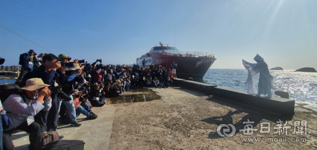 17일 제2회 울릉도·독도 전국사진 촬영대회에 참가한 전국의 사진가들이 국토의 동쪽 끝 독도 선착장에서 한국무용가 이수민 씨의 승무를 찍고 있다. 매일신문이 주최한 이번 촬영대회는 평이한 출사루트 대신 울릉도·독도를 새로운 각도에서 담을 수 있도록 새로운 포인트를 찾아 18일까지 진행될 예정이다. 안성완 기자 asw0727@imaeil.com