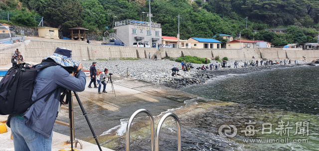 17일 제2회 울릉도·독도 전국사진 촬영대회에 참가한 전국의 사진가들이 울릉도의 해안 풍경을 찍고 있다. 매일신문이 주최한 이번 촬영대회는 평이한 출사루트 대신 울릉도·독도를 새로운 각도에서 담을 수 있도록 새로운 포인트를 찾아 18일까지 진행될 예정이다. 안성완 기자 asw0727@imaeil.com