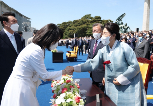 윤석열 대통령 부인 김건희 여사가 지난 5월 10일 서울 여의도 국회에서 열린 제20대 대통령 취임식에서 문재인 전 대통령 부인 김정숙 여사와 인사하고 있다. 대통령실 제공