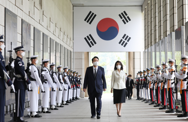 윤석열 대통령과 김건희 여사가 17일 서울 용산구 전쟁기념관에서 열린 국가유공자·보훈가족 초청 오찬에 앞서 전사자 명비 앞을 지나고 있다. 연합뉴스