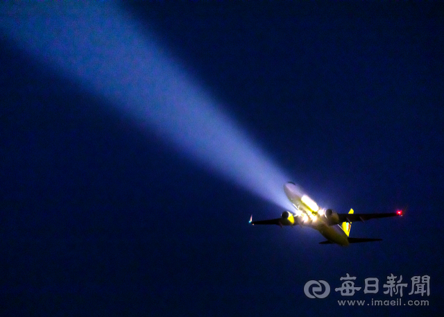 대국국제공항에서 이륙한 여객기가 불을 밝혀 밤하늘을 날아 오르는 모습. 매일신문 DB