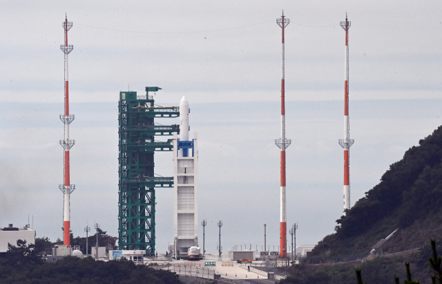 한국형 발사체 누리호(KSLV-Ⅱ)의 2차 발사일인 21일 전남 고흥군 나로우주센터 발사대에 거치된 누리호가 최종 점검을 받으며 발사를 기다리고 있다. 연합뉴스