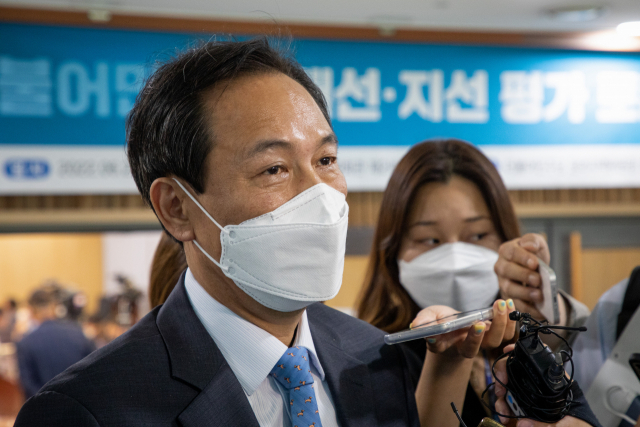 백승렬 기자 더불어민주당 우상호 비상대책위원장이 21일 오후 서울 여의도 국회의원회관에서 열린 대선·지선 평가 토론회에서 취재진의 질문에 답변하고 있다. 연합뉴스