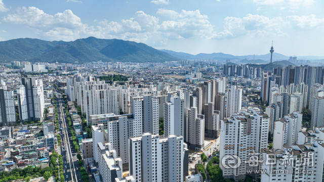 윤석열 정부의 첫 부동산 대책이 발표된 21일 대구 중구 아파트 단지를 상공에서 바라본 모습. 정부는 생애 최초 주택 구입 시 최대 200만 원 한도 내에서 취득세를 면제하고 전월세 임차인 주거부담 완화를 위해 월세 세액공제율을 최대 12%에서 최대 15%로 상향 조정하면서 당장의 임대차 3법 폐지보다는 임차인에 대한 지원을 강화했다. 안성완 기자 asw0727@imaeil.com