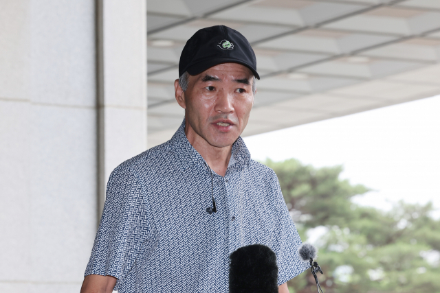 2020년 9월 북한군이 피살한 해양수산부 공무원 고(故) 이대준 씨의 형 이래진 씨가 22일 오전 서울 서초구 중앙지검 앞에서 서훈 전 국가안보실장, 김종호 전 청와대 민정수석, 이광철 전 민정비서관을 공무집행방해 혐의로 고발하기에 앞서 기자회견을 하고 있다. 연합뉴스
