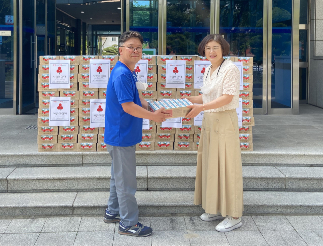 매일유업노동조합 경산지부 손성만 지부장(왼쪽)이 경산시 진량읍 행정복지센터를 방문해 음료 130상자를 기탁했다.