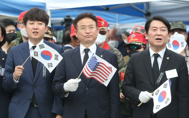 국민의힘 이준석 대표와 안철수 의원, 이철우 경북도지사 등이 25일 경북 칠곡군 다부동 전적기념관에서 열린 6·25전쟁 72주년 기념 및 백선엽 장군 2주기 추모행사에 참석하고 있다. 연합뉴스