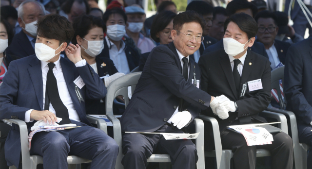 국민의힘 이준석 대표와 안철수 의원, 이철우 경북도지사(가운데)가 25일 경북 칠곡군 다부동 전적기념관에서 열린 6·25전쟁 72주년 기념 및 백선엽 장군 2주기 추모행사에 참석하고 있다. 연합뉴스