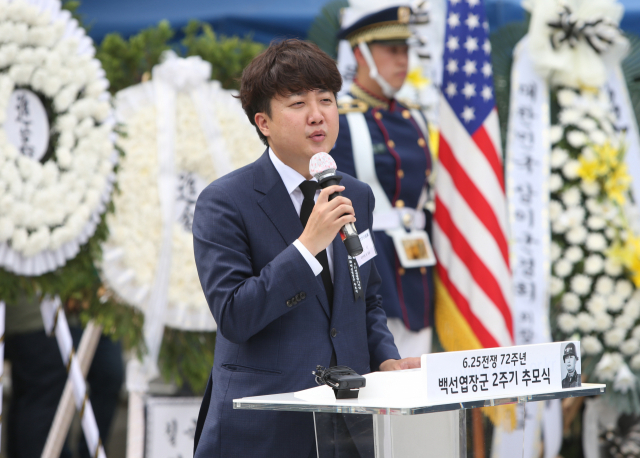 국민의힘 이준석 대표가 25일 경북 칠곡군 다부동 전적기념관에서 열린 6·25전쟁 72주년 기념 및 백선엽 장군 2주기 추모행사에 참석해 추모사를 하고 있다. 연합뉴스