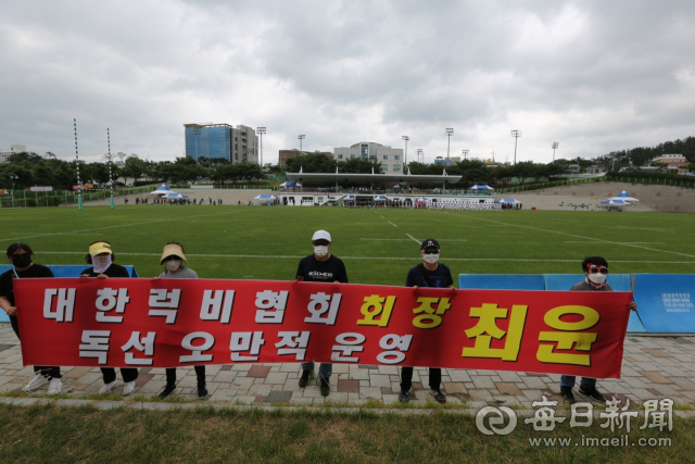 경산고 럭비선수 학부모들이 26일 제75회 전국 종별 럭비 선수권대회가 열리는 경산 송화럭비구장에서 전날 준결승전에서 심판의 오심을 주장하며 피켓시위를 하고 있다. 김진만 기자