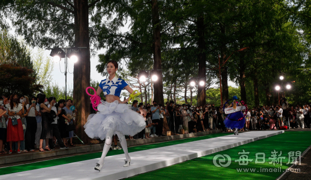 26일 오후 계명대학교 성서캠퍼스 메타세쿼이아 길에서 이 학교 패션디자인 전공 학생들의 졸업 패션쇼가 열려 눈길을 끈다. 우태욱 기자 woo@imaeil.com